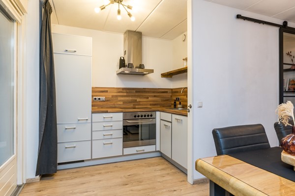Foto - Te koop: Moderne instapklare drive-inwoning met garage, 3 slaapkamers, balkon met prachtig uitzicht en geheel bestraatte onderhoudsvriendelijke tuin met tuinkamer gelegen aan de rand van Heerlen.